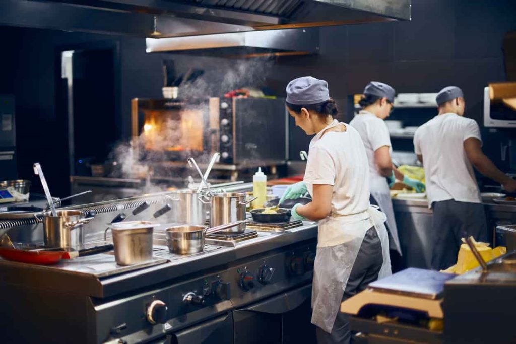 Servicio cocina in situ residencias. La clave para una mejor alimentación y salud para los residentes es cocinar en el mismo sitio.