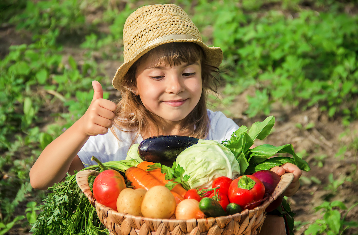 Niña con verduras