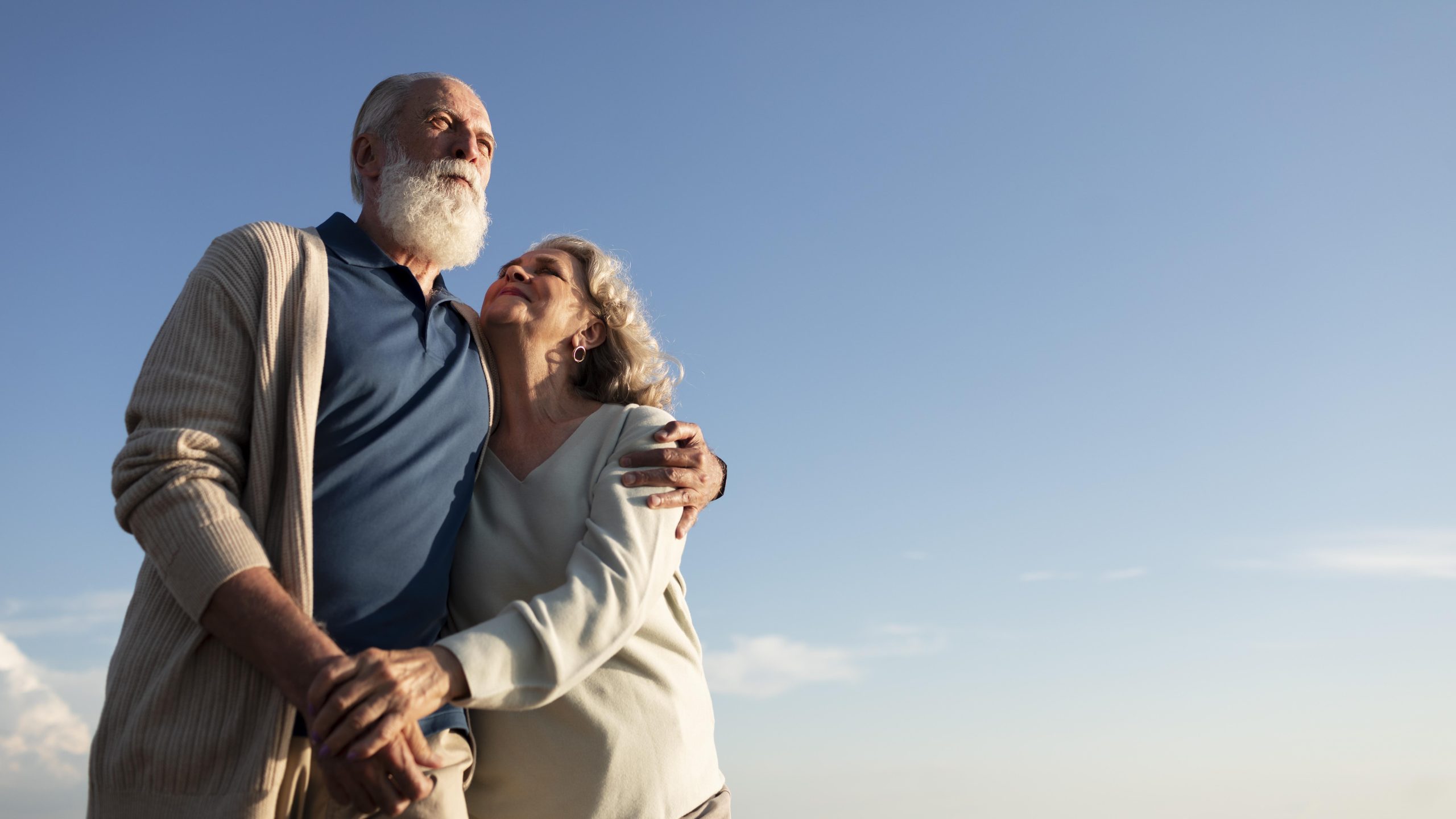 medium-shot-couple-spending-time-nature (1)