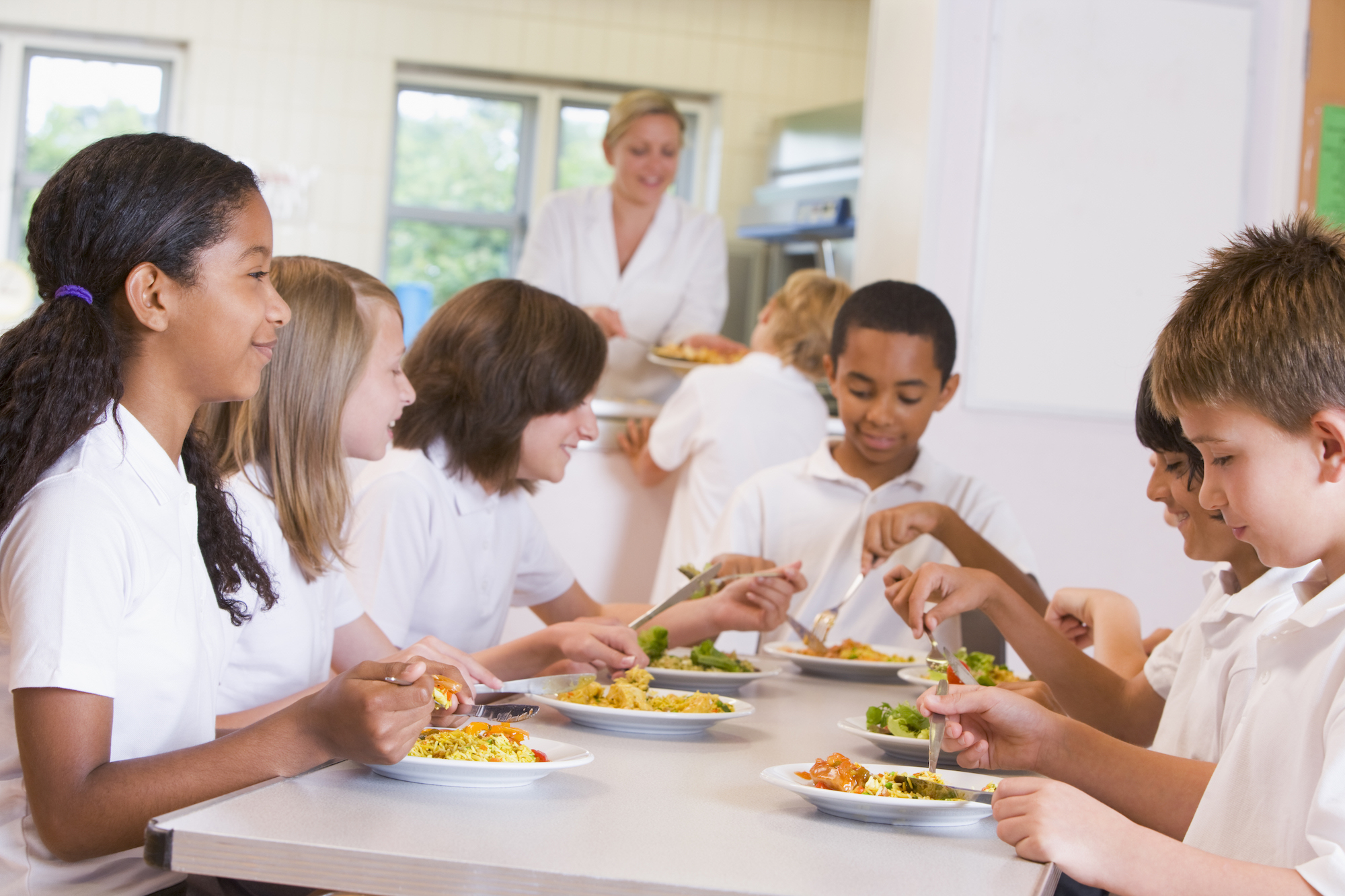 Niños y niñas en un comedor escolar