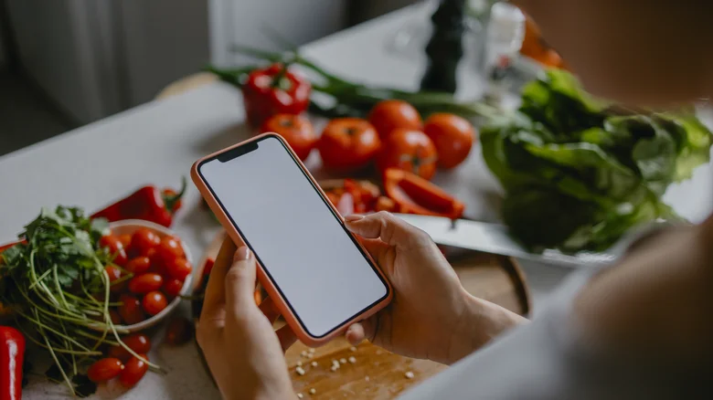 Menús adaptados en restauración colectiva: soluciones personalizadas para colegios, hospitales y empresas, ajustadas a alergias, intolerancias y necesidades nutricionales, garantizando salud, seguridad alimentaria y satisfacción diaria.