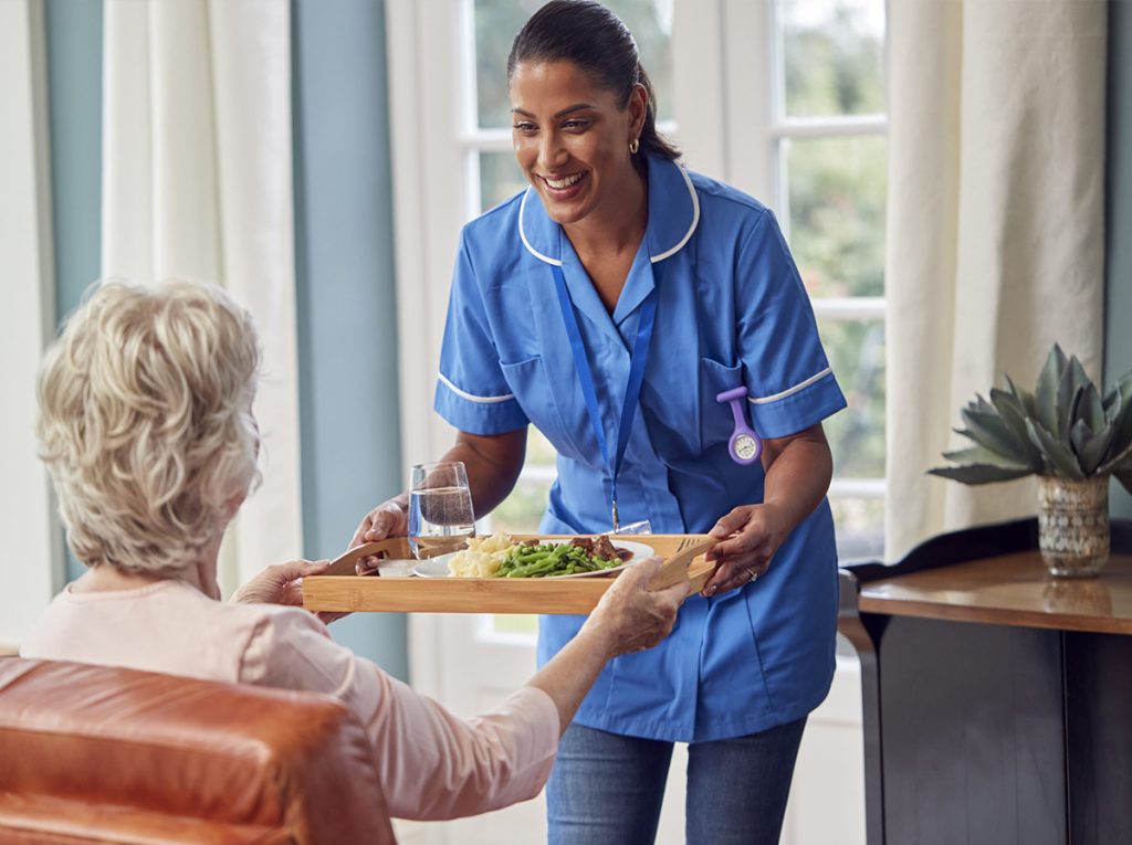 Servicio de alimentación adaptada para la tercera edad con menús equilibrados, saludables y personalizados para mejorar el bienestar diario.